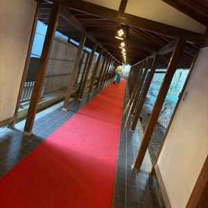 会館から本殿へと続く回廊。こだわりの詰まった設計で、雨天時に限らず参進の儀に利用する方も多いそう。