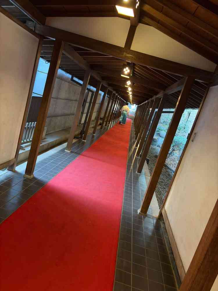 会館から本殿へと続く回廊。こだわりの詰まった設計で、雨天時に限らず参進の儀に利用する方も多いそう。