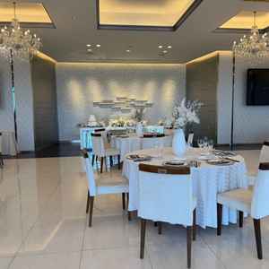 シンプルな披露宴会場でコーディネートを自分たちで楽しめると思いました。