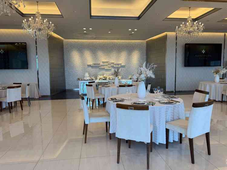 シンプルな披露宴会場でコーディネートを自分たちで楽しめると思いました。