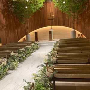 木目調のチャペル。光の演出ができるところが魅力的でした。