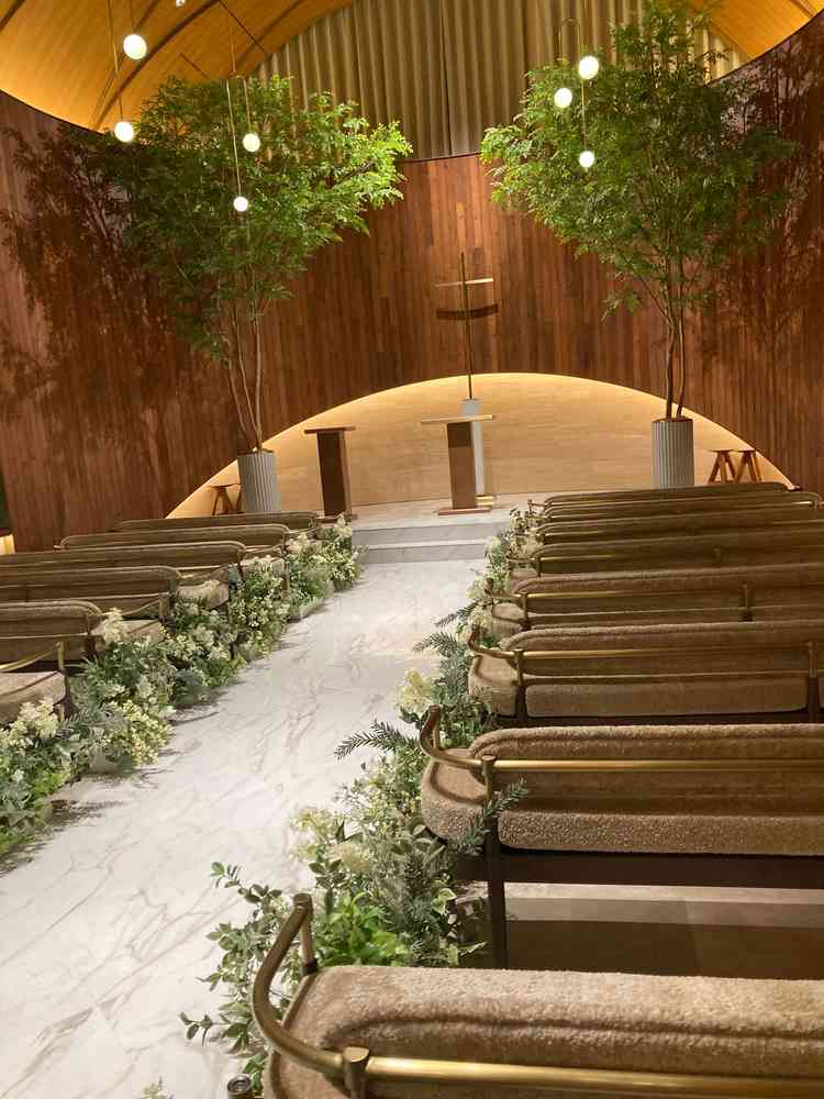 木目調のチャペル。光の演出ができるところが魅力的でした。