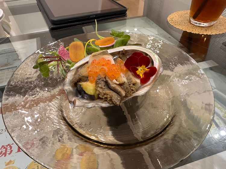 オプションで追加する事ができる、あわびの前菜