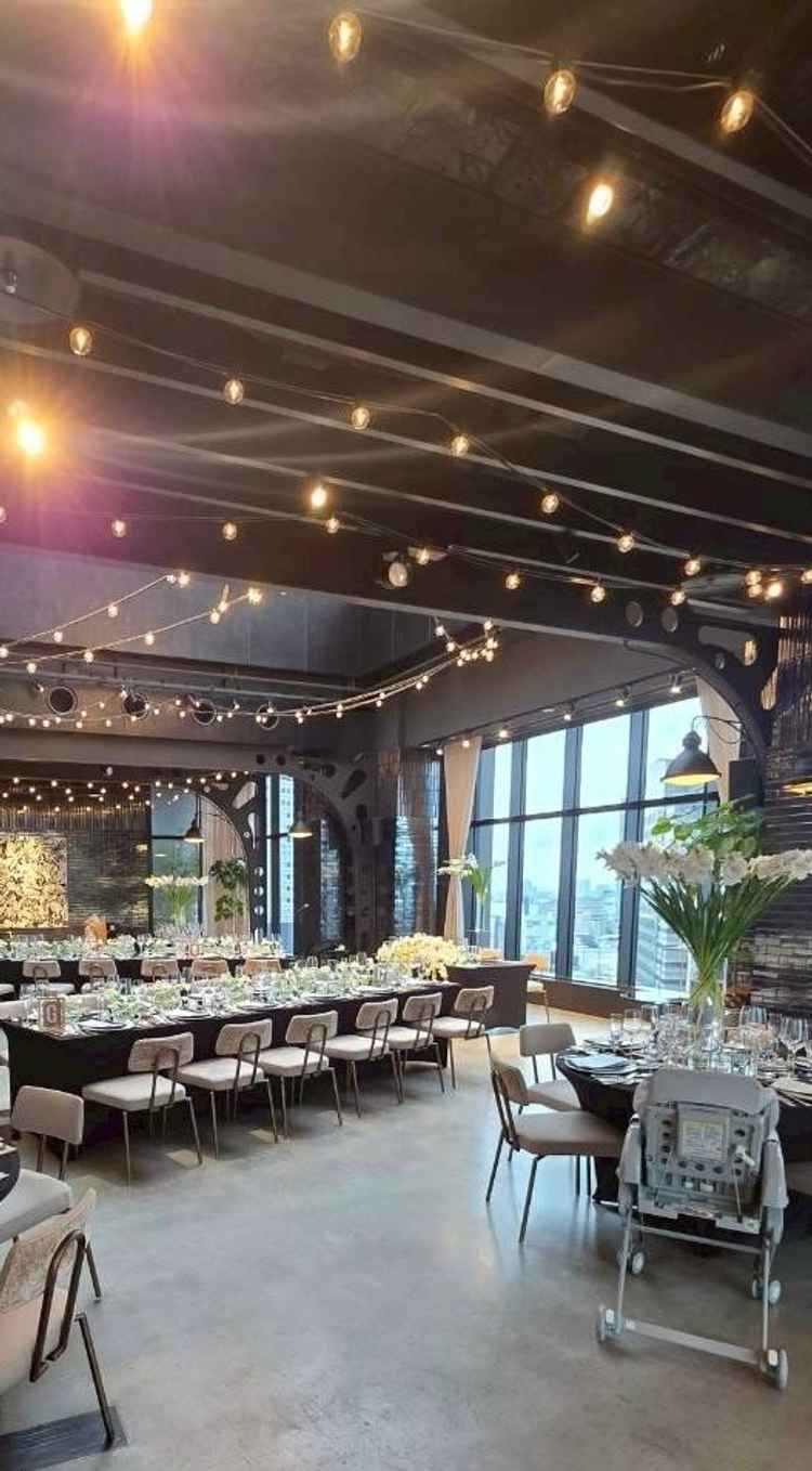 こちらも披露宴会場です。黒を基調としたかっこいい雰囲気の会場でした。