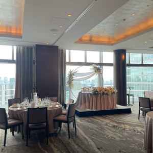 披露宴会場②。披露宴①よりも少し広め。横長で前面が全てガラス張り。