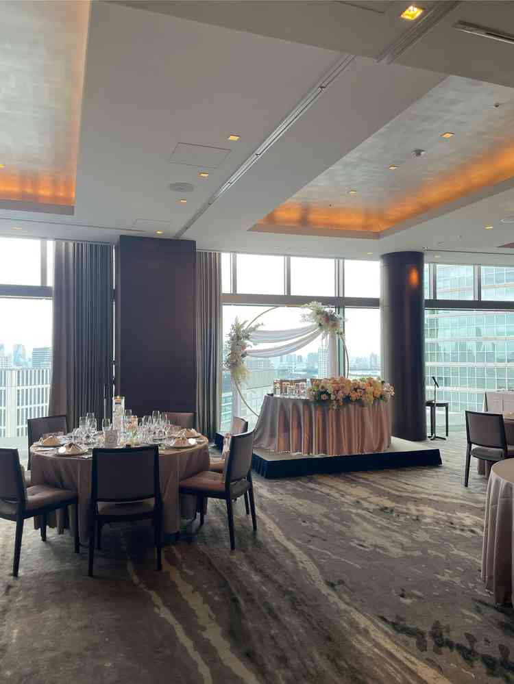 披露宴会場②。披露宴①よりも少し広め。横長で前面が全てガラス張り。