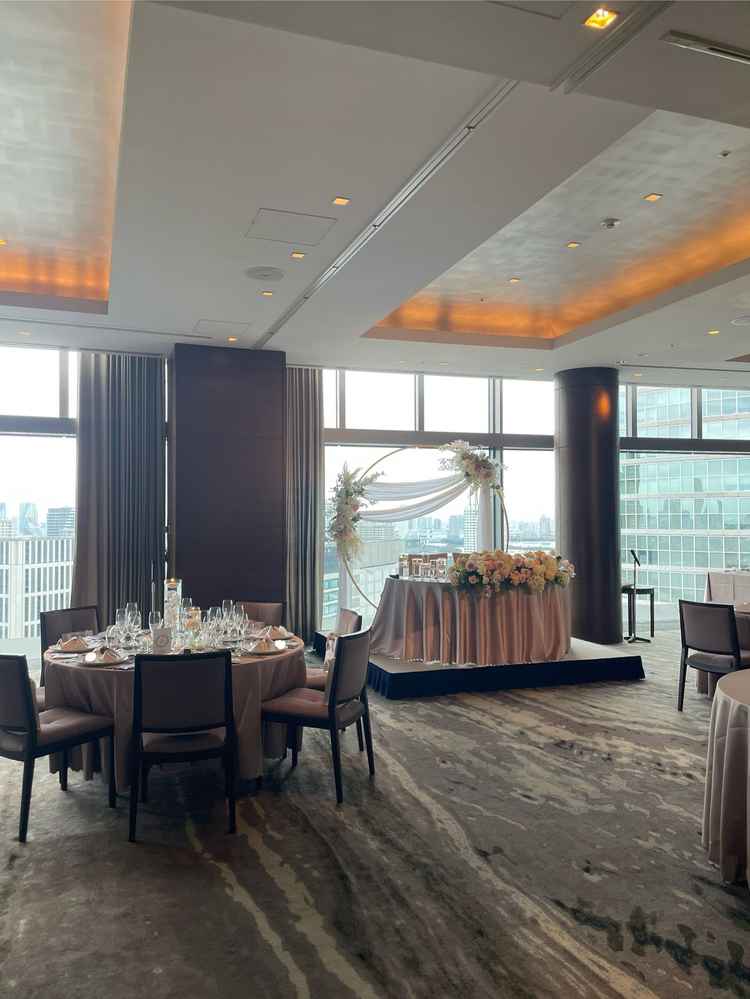 披露宴会場②。披露宴①よりも少し広め。横長で前面が全てガラス張り。