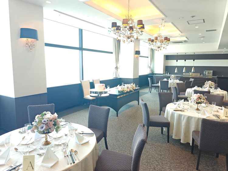 披露宴、お食事場所。奥に見えるオープンな料理場が魅力的。外の景色を見ながらお食事できる。