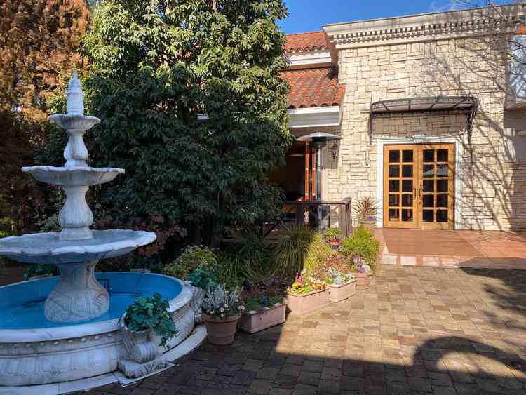 おしゃれな邸宅とガーデン