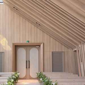 挙式会場の扉側。天気が良ければ光も差して明るい。