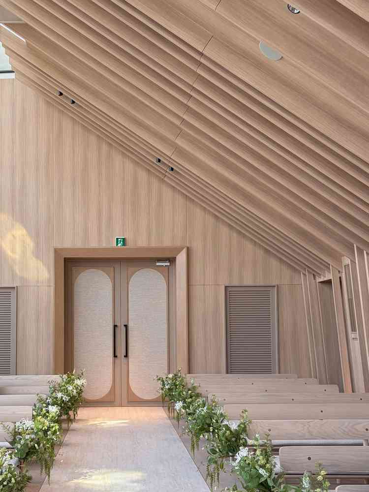 挙式会場の扉側。天気が良ければ光も差して明るい。