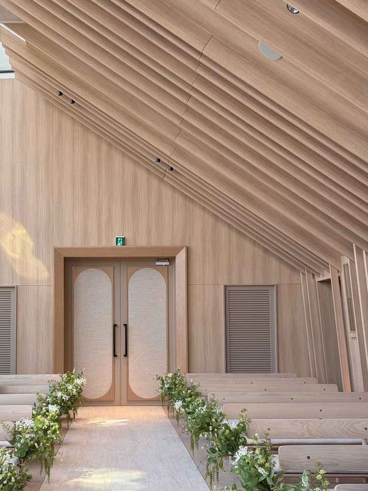 挙式会場の扉側。天気が良ければ光も差して明るい。