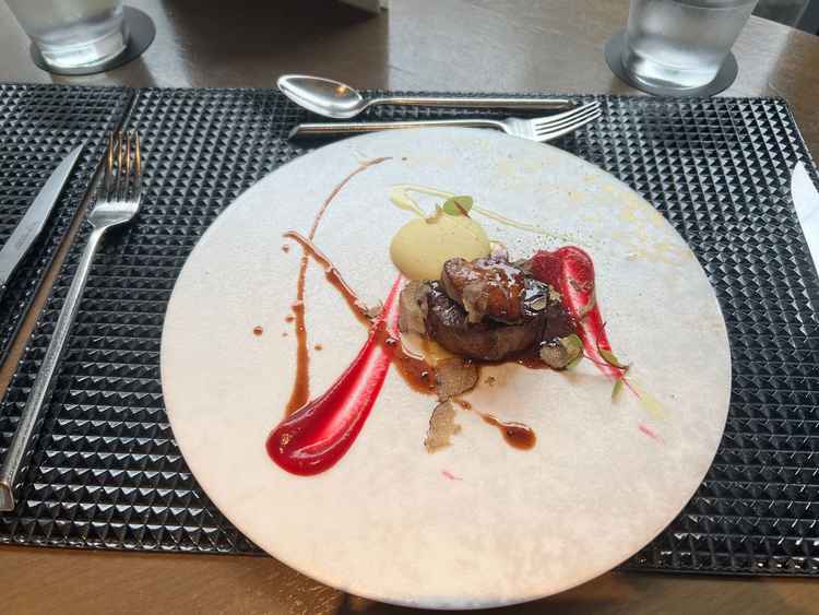 試食でいただいた牛フィレ肉とフォアグラ。見た目も素敵でとても美味しかったです。