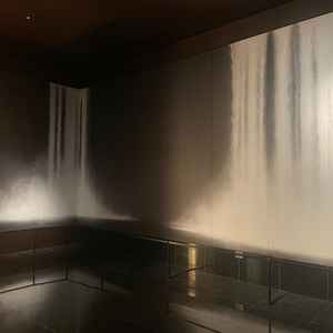 神殿の入り口前にある壁紙が素敵な空間