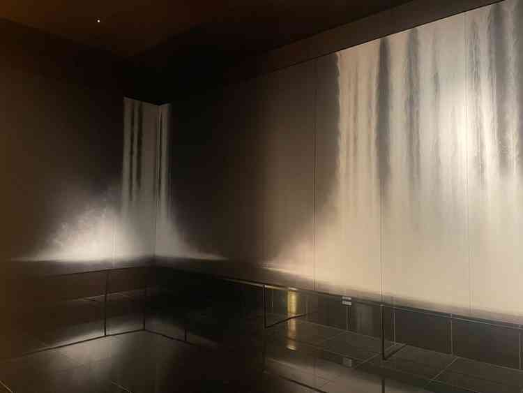 神殿の入り口前にある壁紙が素敵な空間