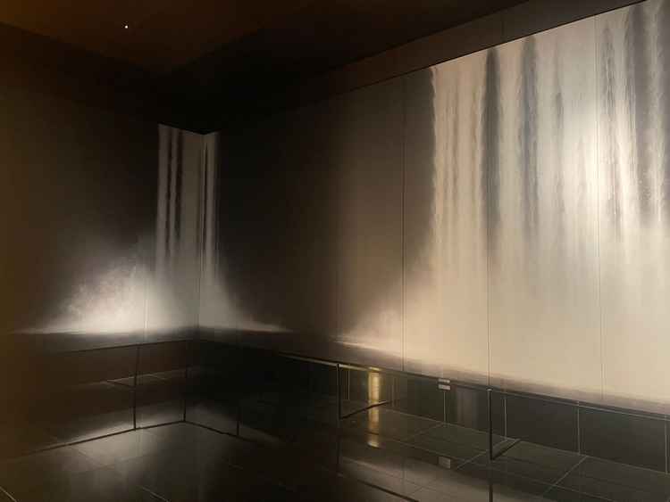 神殿の入り口前にある壁紙が素敵な空間