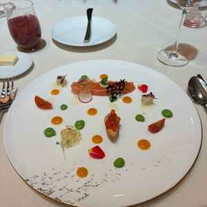 試食の前菜です。ソースはグリンピースと、マンゴーの2種でした