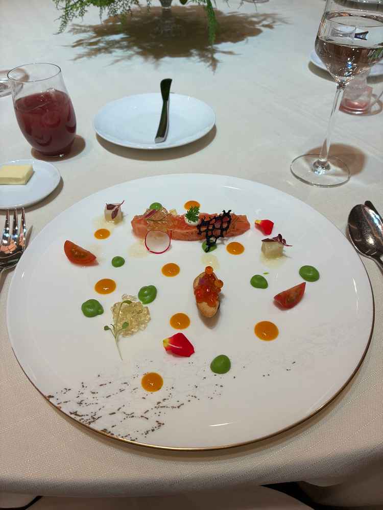 試食の前菜です。ソースはグリンピースと、マンゴーの2種でした