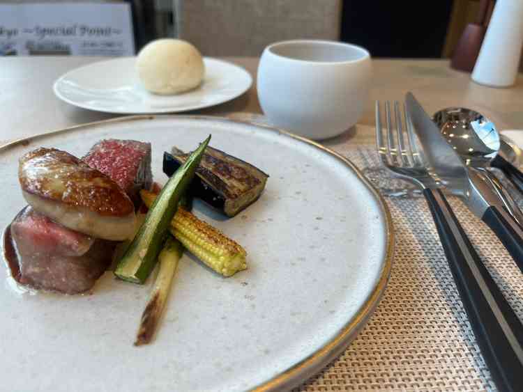 お肉料理がとても美味しかったです。デザートにもちょっとしたサプライズがあり、わくわく感があります。