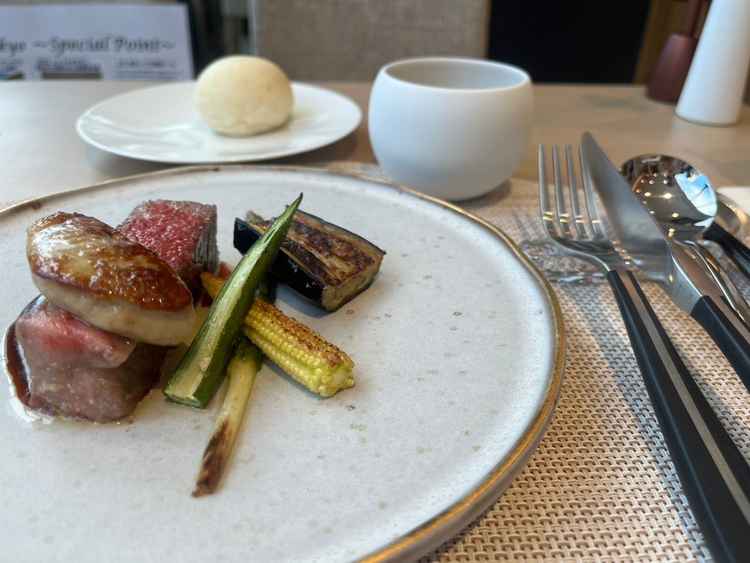 お肉料理がとても美味しかったです。デザートにもちょっとしたサプライズがあり、わくわく感があります。