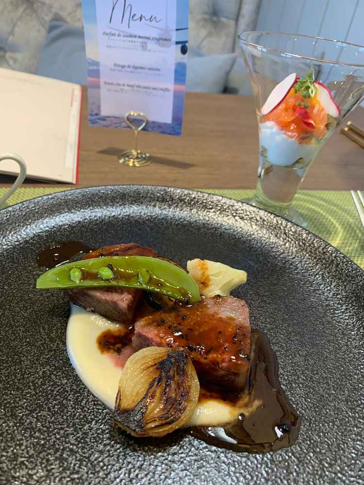 パフェ仕立ての前菜と牛ロースステーキの試食