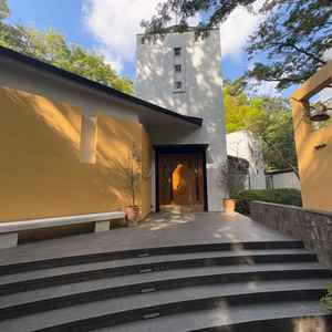 チャペル入口でフラワーシャワー後に集合写真をここで撮っていただきます。