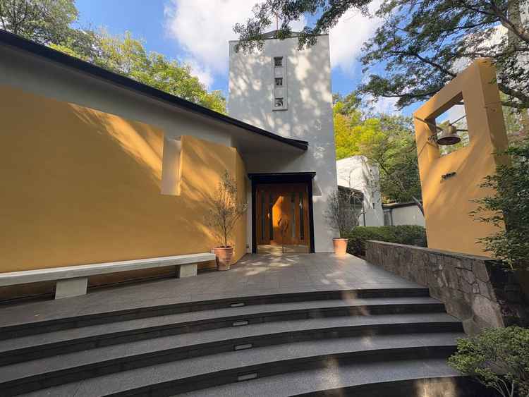 チャペル入口でフラワーシャワー後に集合写真をここで撮っていただきます。