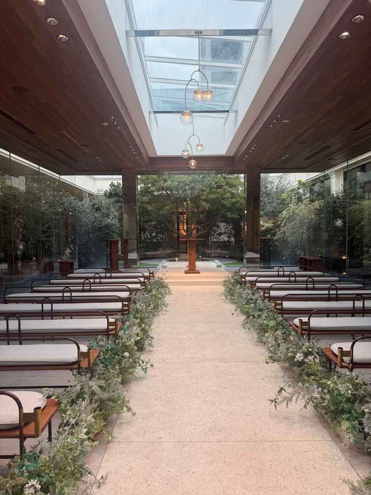 チャペル、前面ガラス張りで都会とは思えない雰囲気