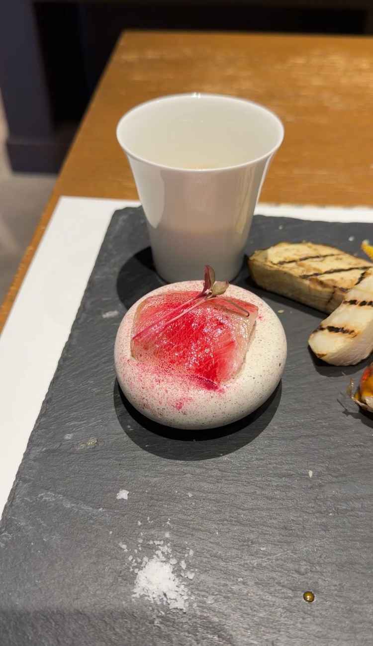 ぶりのカルパッチョは燻製されていて美味しかった