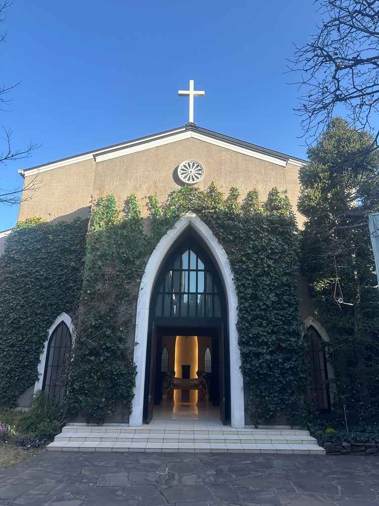 教会の扉を開けた様子