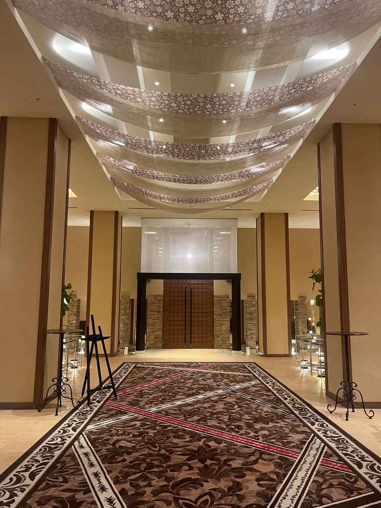 太陽をイメージした方の披露宴会場の待合室