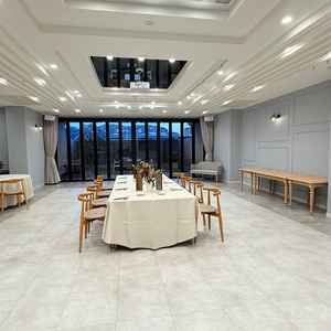 少人数用の挙式会場です。横長のテーブル、丸テーブルどちらも可能だそうです。