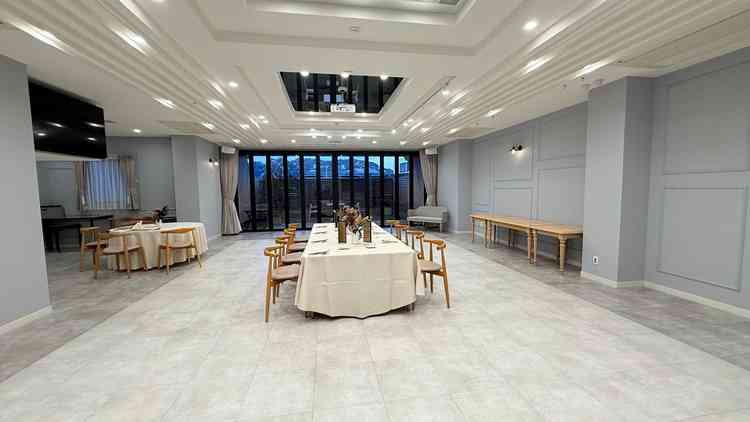 少人数用の挙式会場です。横長のテーブル、丸テーブルどちらも可能だそうです。