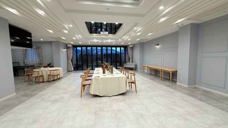 少人数用の挙式会場です。横長のテーブル、丸テーブルどちらも可能だそうです。