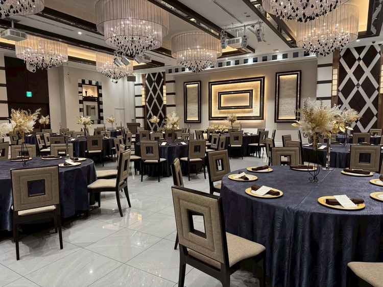 披露宴会場。シャンデリアにダブル階段があり、見学した式場の中で一番素敵でした。