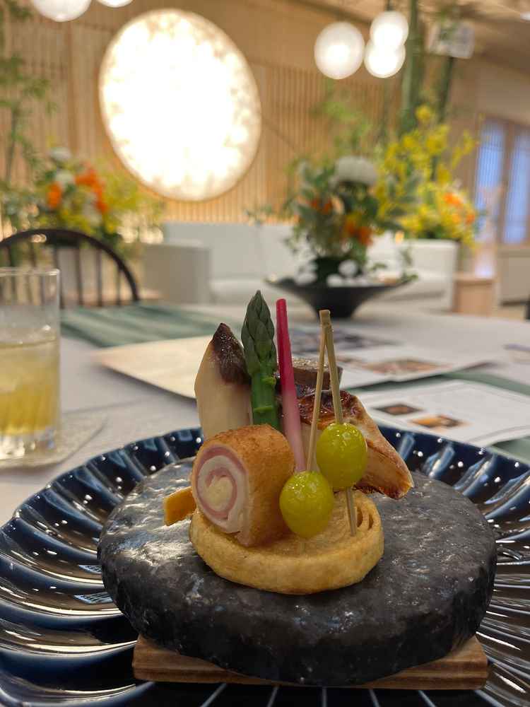 【試食会】お魚とお肉料理が一皿になったお料理。石焼きの為、時間が経っても温かい状態で食べられる。