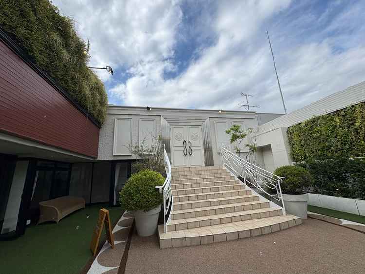 屋外のチャペルコート