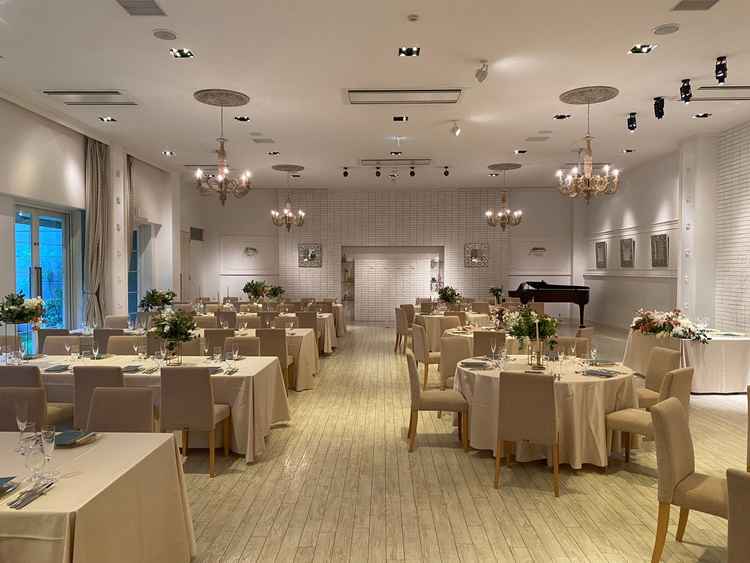 披露宴会場です。白基調でシンプルで広々とした会場です。