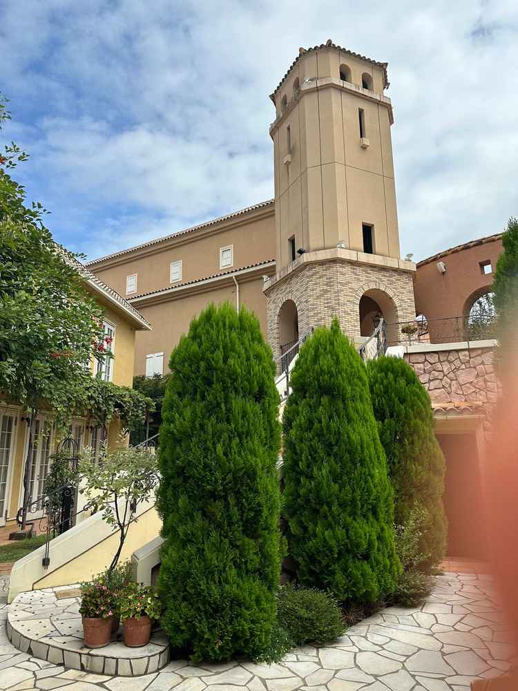 受付から挙式場へ向かう途中。フランスから取り寄せたタイルなどで街並みを作っているそうです。