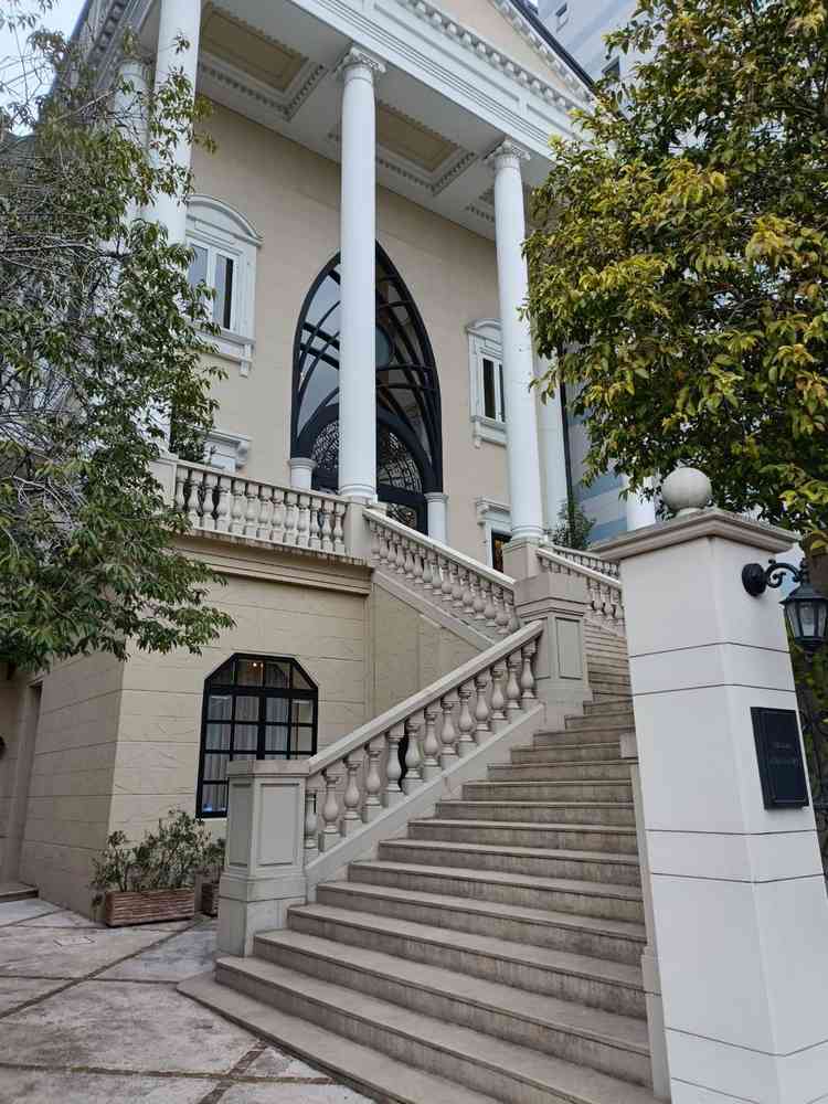 入口から入ってすぐにお城のような建物となっておりました。