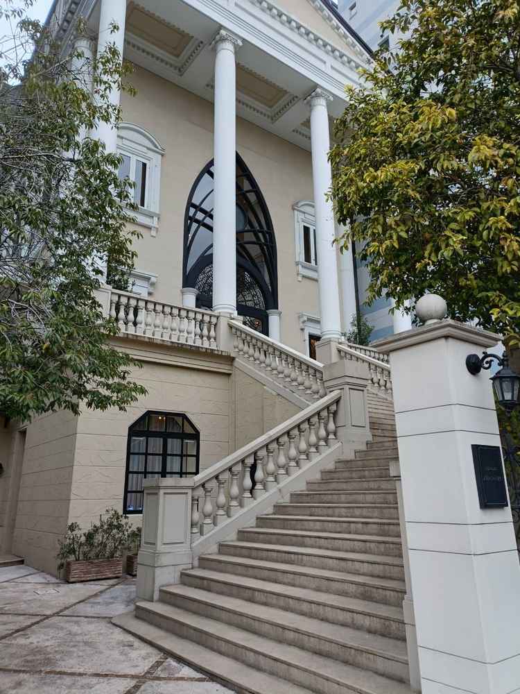 入口から入ってすぐにお城のような建物となっておりました。