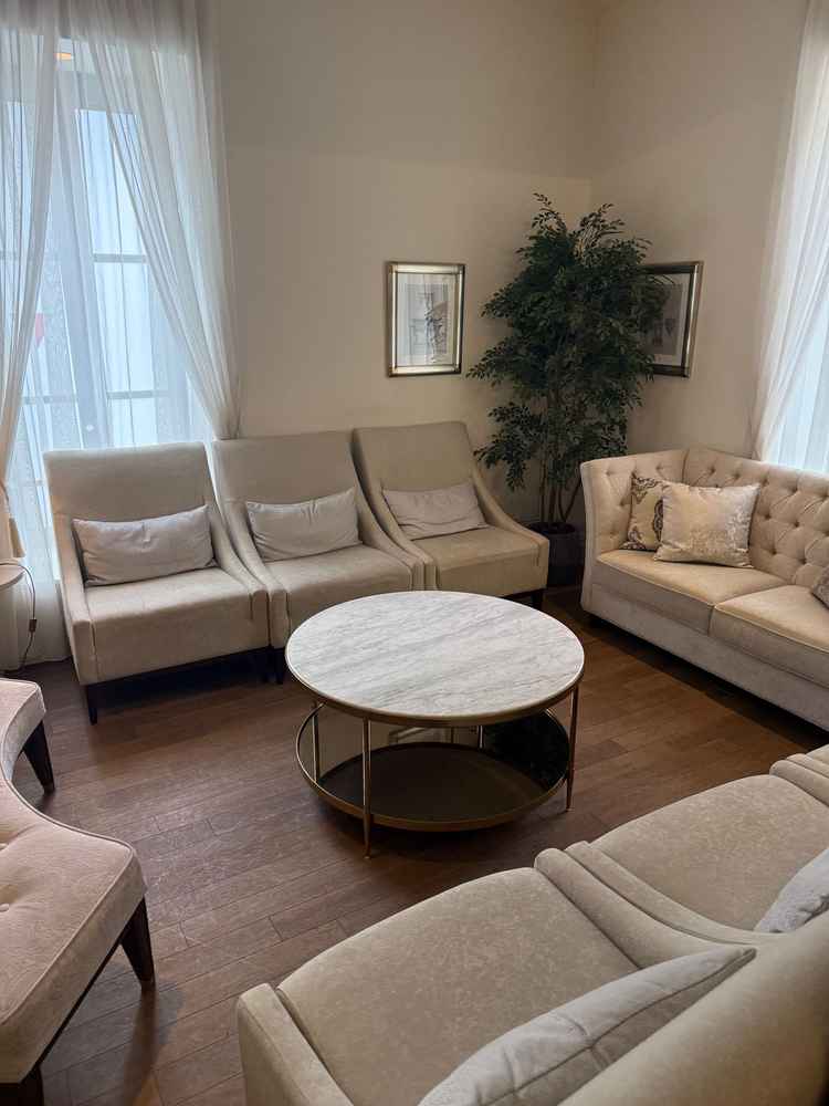 待合室。退屈させないような椅子や配置でいいと思った。