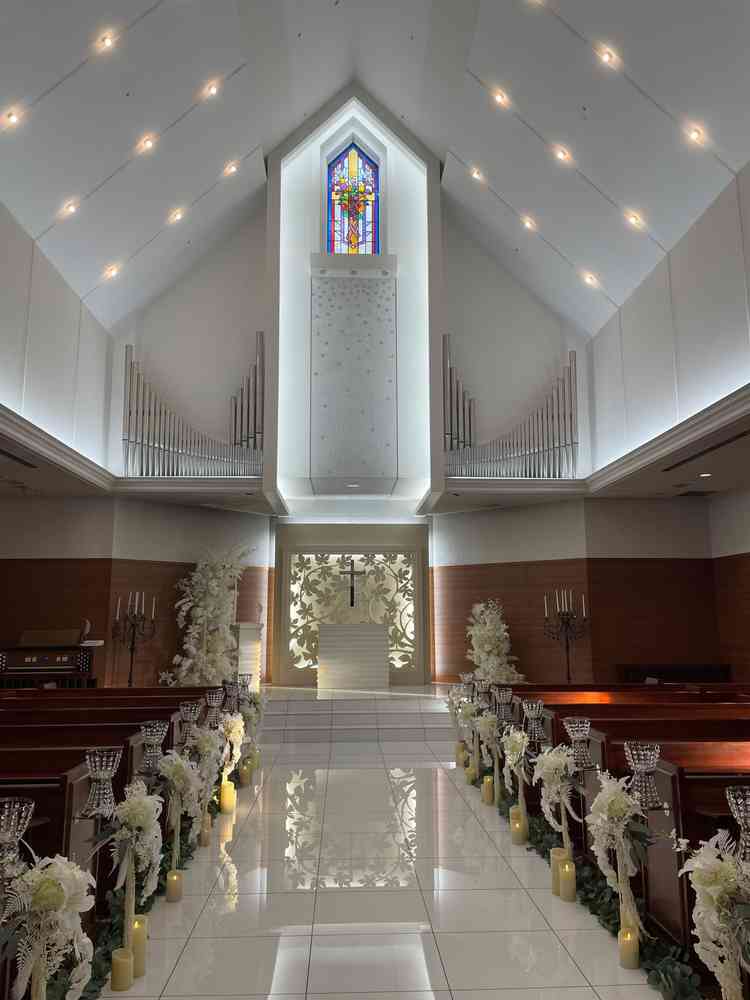 チャペルの内観。パイプオルガンが素敵。