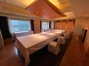 少人数向けの会食用個室。窓から街並みが見え、親族含め11名でちょうど良い広さでした。