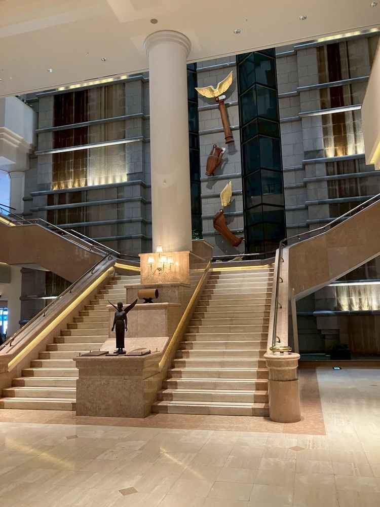 正面ロビー付近の階段。全体の集合写真もこちらで撮ることが可能とのこと。