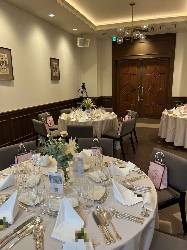 披露宴会場②茶色っぽく落ち着いた雰囲気の会場でした。こちらも隣には小さいお庭がありました。