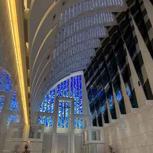 チャペル2。白が綺麗で、特に天井のスワロフスキーのキラキラが気に入った。こちらのチャペルが好みだった