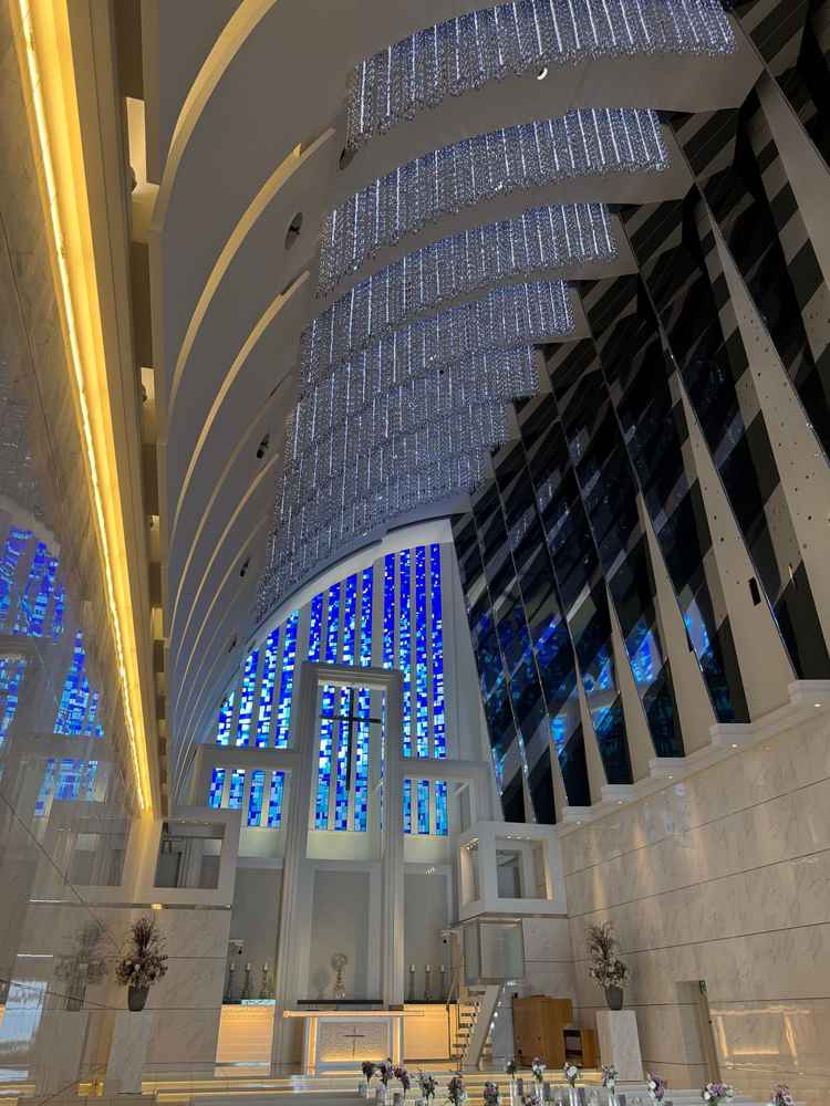 チャペル2。白が綺麗で、特に天井のスワロフスキーのキラキラが気に入った。こちらのチャペルが好みだった