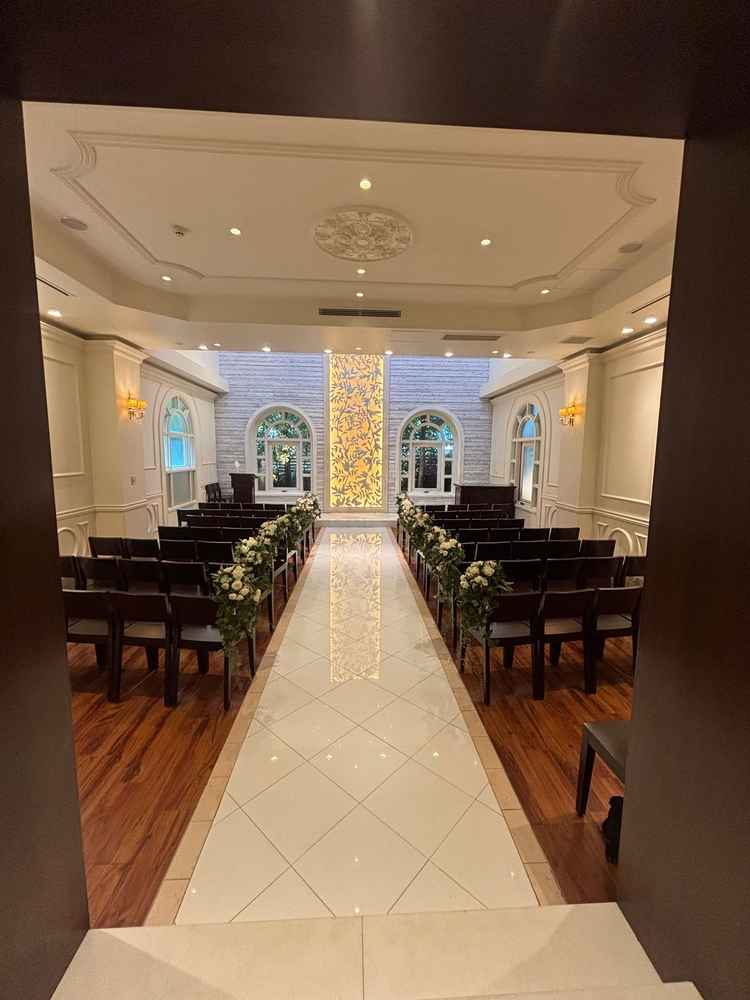 チャペルです。吹き抜けになっていて晴れていると日差しが入ってくるので雰囲気を明るくしてくれます。