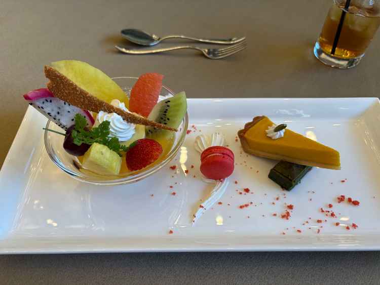 デザートは甘過ぎることもなく食べやすいし見た目も華やかでよかった。